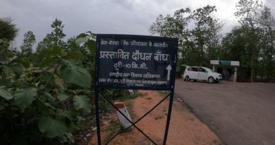The board of Ken-Betwa link project outside Panna Tiger Reserve. Photo: Dheeraj Mishra/The Wire
