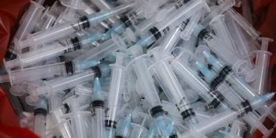 Used syringes lie discarded in a bin after they were used to administer the coronavirus disease (COVID-19) vaccine in Mumbai, August 11, 2021. Photo: Reuters/Francis Mascarenhas
