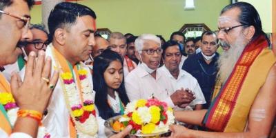 Goa chief minister and BJP leader Pramod Sawant offer prayers at a temple to kick start his election campaign ahead of upcoming assembly polls. Photo: Twitter. 
