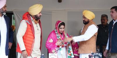 Rupinder Kaur Ruby joining the Congress in the presence of Punjab chief minister Charanjit Singh Channi and state Congress chief Navjot Singh Sidhu. Photo: Twitter/Charanjit Singh Channi