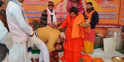 BJP MLA Anil Prashar seeks the blessings of Pooja Shakun Pandey. Photo: Twitter/@alishan_jafri