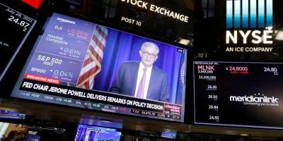 A screen displays the Federal Reserve Chair Jerome Powell on the trading floor at New York Stock Exchange (NYSE) in New York City, New York, U.S., July 28, 2021. Photo: Reuters/Andrew Kelly/File Photo