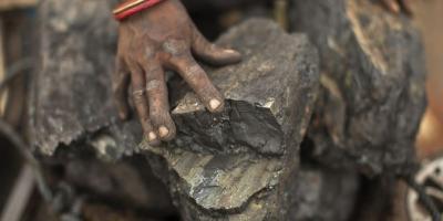 A local woman prepares to carry coal at an open coal field at Dhanbad district in the eastern Indian state of Jharkhand September 19, 2012. Photo: Reuters/Ahmad Masood/Files