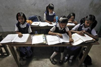 Representational image. Schoolchildren study inside their classroom at a government-run school in Kolkata. Photo: Reuters/Rupak De Chowdhuri 