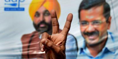 An Aam Aadmi Party (AAP) supporter flashes the victory sign, to celebrate the partys lead during the counting day of Punjab Assembly elections, in Amritsar, Thursday, March 10, 2022. Photo: PTI