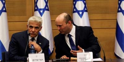 Israeli Prime minister Naftali Bennett and Foreign minister Yair Lapid attend its first cabinet meetiing in the Knesset, Israel's parliament, in Jerusalem June 13, 2021. Photo: Reuters/Ronen Zvulun