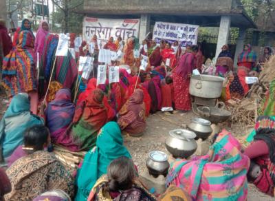 MGNREGA workers in Bihar sitting on dharna against the non-payment of wages, lack of available work, and other such issues. Photo: Twitter/ NREGA_Sangharsh.