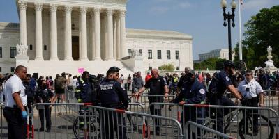 Police officers direct the setup of barricades outside the U.S. Supreme Court during a protest, after the leak of a draft majority opinion written by Justice Samuel Alito preparing for a majority of the court to overturn the landmark Roe v. Wade abortion rights decision later this year, in Washington, D.C., U.S., May 3, 2022. REUTERS/Elizabeth Frantz