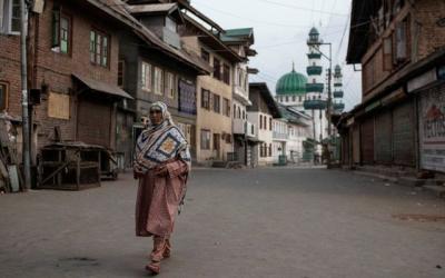 A Kashmiri woman walks through an empty street in Srinagar's Anchar neighbourhood, during restrictions following the scrapping of the special constitutional status for Kashmir, September 20, 2019. Photo: Reuters/Danish Siddiqui/Files