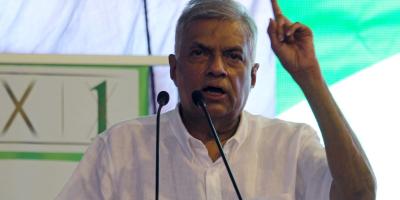 FILE PHOTO: Ranil Wickremesinghe, leader of the United National Party speaks to his supporters during a campaign rally on the last day for rallies, ahead of country's parliamentary election scheduled for August 5, 2020, in Galle, Sri Lanka, August 2, 2020. Photo: Reuters/Indunil Usgoda Arachchi