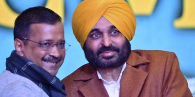 Delhi CM and AAP supremo Arvind Kejriwal with the party's chief ministerial candidate Bhagwant Singh Mann ahead of Punjab polls, in Mohali, Tuesday, January 18, 2022. Photo: PTI