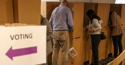 Voters cast their ballots ahead of the national election at an Australian Electoral Commission early voting centre, in the Central Business District of Sydney, Australia, May 17, 2022. Photo: Reuters/Loren Elliott/File Photo