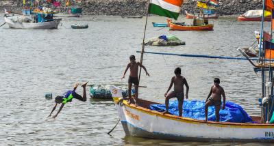 Boys jump into the Arabian Sea to beat the heat on a hot summer day, at Badhwar Park in Mumbai, Thursday, April 28, 2022. Photo: PTI