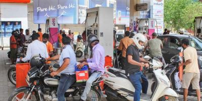 People get their vehicles filled with fuel at a petrol pump in Gurugram, Sunday, May 22, 2022. The central government reduced excise duty on petrol by Rs 8 per litre and on diesel by Rs 6 per litre, on Saturday. Photo: PTI