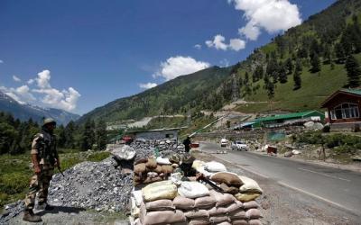 India's Border Security Force (BSF) soldiers stand guard at a checkpoint along a highway leading to Ladakh, at Gagangeer in Kashmir's Ganderbal district June 17, 2020. Photo: Reuters/Danish Ismail