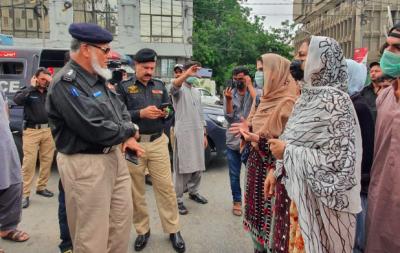 Baloch women face off with police in Karachi. Photo: Veengas