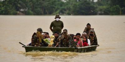 Indian Army soldiers evacuate people from flooded areas at a village in Hojai district, Assam, June 18, 2022. Photo: Reuters/Anuwar Hazarika