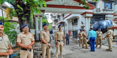 Policemen stand guard outside the residence of Shiv Sena leader Eknath Shinde, amid speculations of him joining BJP along with other Shiv Sena MLAs, in Thane, Tuesday, June 21, 2022.  Photo: PTI