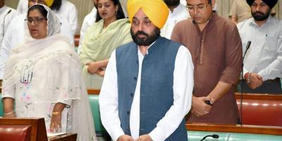Punjab Chief Minister Bhagwant Mann and other MLAs pay homage to eminent personalities, freedom fighters, political personalities and others, during the first day of the State Assembly Session, in Chandigarh, Friday, June 24, 2022. Photo: PTI. 