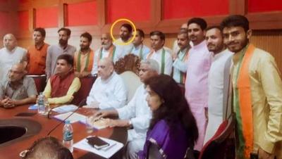 A photo, purportedly of Talib Hussain Shah with BJP brass, circulating on social media. The Wire has not been able to independently verify the image. Photo: Twitter