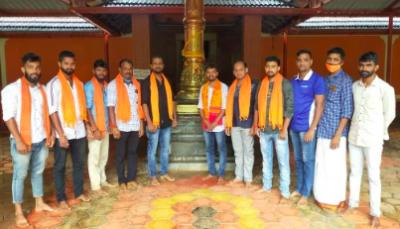 Two of the accused are seen in the above photo, second from left and third from right (in blue) are allegedly members of the Vishwa Hindu Parishad-Bajrang Dal in Karnataka.