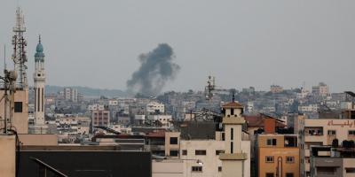 Smoke rises following Israeli strikes in Gaza City August 5, 2022. REUTERS/Ibraheem Abu Mustafa.