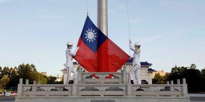 Honour guard members take part in a flag-raising ceremony at Chiang Kai-shek Memorial Hall in Taipei, Taiwan August 6, 2022. Photo: Reuters/Jameson Wu/File 
