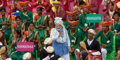 Indian Prime Minister Narendra Modi meets with folk artists after addressing the nation during Independence Day celebrations at the historic Red Fort in Delhi, India, August 15, 2022. Photo: Reuters/Adnan Abidi