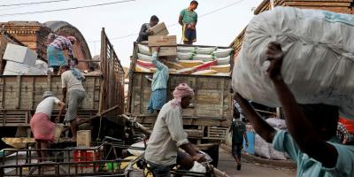 Labourers load consumer goods onto supply trucks at a wholesale market in Kolkata, December 14, 2021. Photo: Reuters/Rupak De Chowdhuri