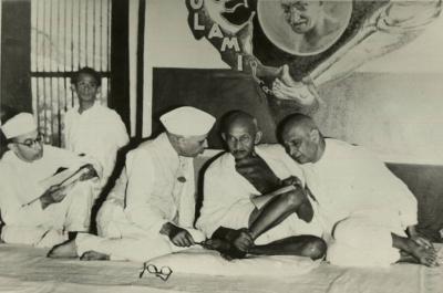 Mahatma Gandhi with Jawaharlal Nehru (L) and Sardar Vallabhai Patel. Credit: Wikimedia Commons