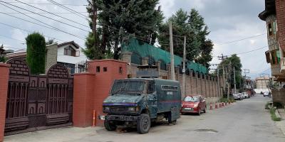 More than a dozen police and paramilitary personnel are permanently deployed at Mirwaiz’s residence in Srinagar. Citing security reasons, they asked not to be photographed. Photo: The Wire