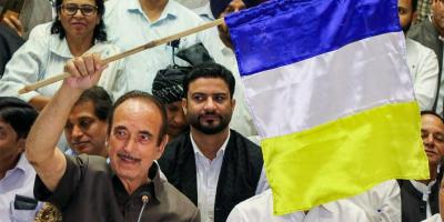 Former Jammu and Kashmir chief minister Ghulam Nabi Azad unveils the flag of his new 'Democratic Azad Party' during a press conference, in Jammu, September 26, 2022. Photo: PTI