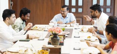 AAP convenor and Delhi chief minister Arvind Kejriwal hosted lunch for Gujarat sanitation worker at his Delhi residence on Tuesday, September 27. Photo: Twitter/@ArvindKejriwal. 