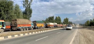 Trucks carrying apples, pears and other goods from Kashmir stranded on the Srinagar-Jammu highway for days. Photo: Jehangir Ali. 