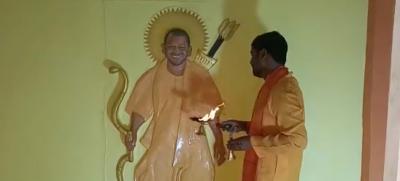 Prabhakar Maurya praying to a statue of UP chief minister Yogi Adityanath. Photo: Screengrab from social media