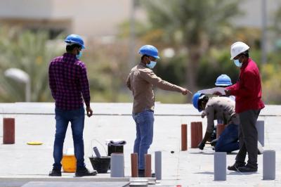 Workers wearing protective face masks work on a residential construction site, following the outbreak of coronavirus disease (COVID-19), in Dubai, United Arab Emirates, April 14, 2020. Photo: Reuters/Christopher Pike