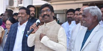  Jharkhand Chief Minister Hemant Soren speaks with media before leaving for Enforcement Directorate (ED) office for questioning in a money laundering case linked to alleged illegal mining in the state, in Ranchi, Thursday, Nov. 17, 2022. Photo: PTI. 