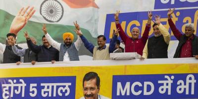 Delhi Chief Minister and Aam Aadmi Party (AAP) convener Arvind Kejriwal with Punjab CM Bhagwant Mann, Delhi Deputy CM Manish Sisodia, Delhi Environment Minister Gopal Rai and other leaders during celebrations after AAP crossed the majority mark in the MCD polls, at the party headquarters in New Delhi, Wednesday, Dec. 7, 2022. Photo: PTI