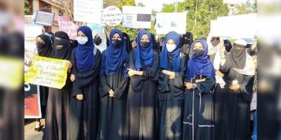 Students of the Government Pre University Girls College in Udupi, who first raised the issue of discrimination for wearing headscarf at colleges, during the Muslim women’s pro-hijab protest in Udupi, on February 07, 2022. Photo: Special arrangement.