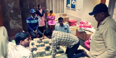 Lokayukta Police counting cash seized from BJP MLA Madalu Virupakshappa's son Prashant Madal. Photo: Screengrab via Twitter