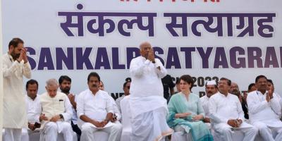 Congress leaders Mallikarjun Kharge, Priyanka Gandhi Vadra and others protest at Rajghat on Sunday. Photo: Twitter/INCIndia