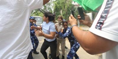 Sakshi Malik being detained by the police. Photo: Vipin Kumar/National Herald