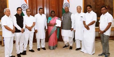Mallikarjun Kharge and other Congress leaders hand over a memorandum to President Droupadi Murmu about the situation in Manipur, on May 30, 2023. Photo: Twitter/@Kharge