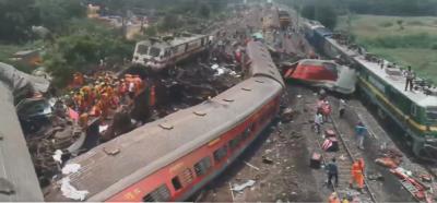 Rescue personnel amidst mangled coaches near train accident site in Odisha's Balasore on Saturday, June 3, 2023. Photo: Screengrab from video/Twitter. 