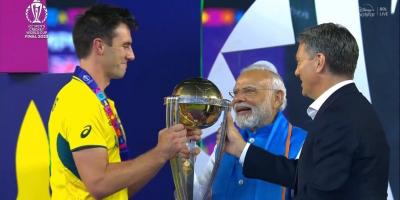 PM Narendra Modi hands the Cricket World Cup to Australia captain Pat Cummins at the Narendra Modi Stadium in Ahmedabad. Photo: X/@mufaddal_vohra
