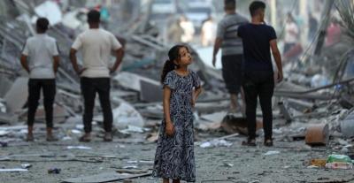 Amal, 7 years old, contemplates her neighbourhood in Gaza after neighbouring homes were levelled to the ground. Photo: UNICEF/Mohammad Ajjour