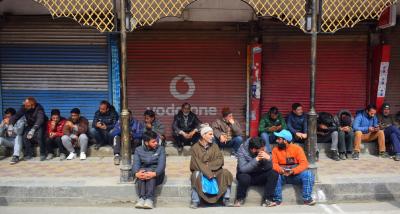 People waiting outside the venue of Modi’s Srinagar rally. Many complained that they were not allowed to go inside. Photo: Ubaid Mukhtar
