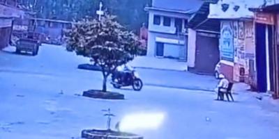 A video screengrab showing the assailants approaching Baba Tarsem Singh on a motorcycle. 