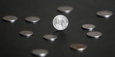 A one rupee coin is seen in this picture illustration taken in Mumbai April 30, 2012. Photo: Reuters/Vivek Prakash/Files
