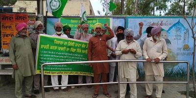 BKU Ekta Dakaunda members holding a protest with anti-BJP poster in their hands at Bhucho Khurd village, Bathinda district. Photo: Special arrangement
